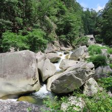 巨石の数々