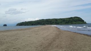 島へと続く道が現れます