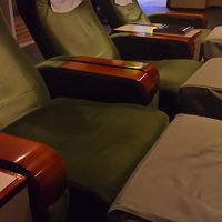 リクライニング式のソファー。喫煙スペースには灰皿があります。