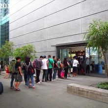 空港に入るための手荷物検査の列