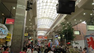 この商店街に入ると、土曜夜市で大賑わい