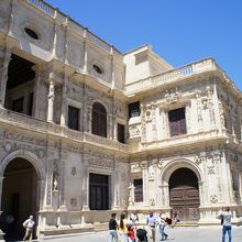 プラテレスコ様式の美しい建物