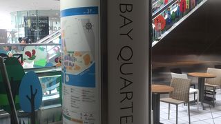 運河沿いのショッピングモール