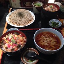 酒蔵名物 バラチラシ丼（$11.50）