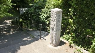 外人墓地の中を下る