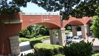 港が見える丘公園にある美しいアーチ橋