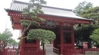 浅草寺の東側に建っています