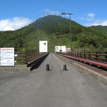 ダムの堤頂上が歩けます