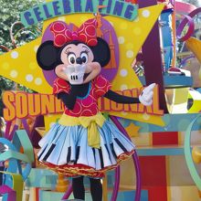 ミニーを乗せたミッキーのドラムスセットのフロートが先頭です。