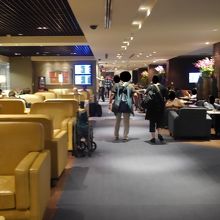 ラウンジは奥行きが広いです