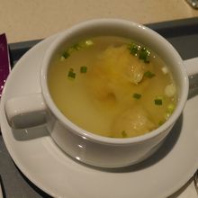 スープコーナーのワンタンスープは美味しかったです