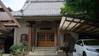 鉄の柵が閉まっていて