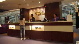 広大な空港内に幾つかある広いラウンジです