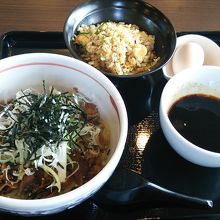 牛肉そばつけ麺（小盛）と小焼きめし