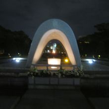 原爆死没者慰霊碑 (広島平和都市記念碑)