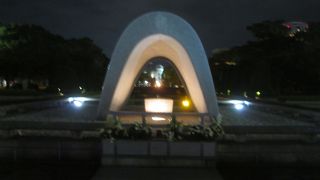 原爆死没者慰霊碑