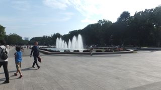 噴水公園の前を通るも、この日は最高気温が３２℃。涼しさは・・・？