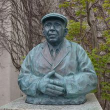 カール・レイモンの像