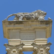 塔の一番上にはライオン像があります