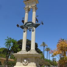 青空に届くようにそびえています