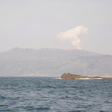 噴煙を上げる三宅島雄山の風景