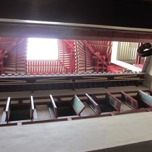 建物の天を仰ぐ