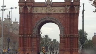 赤煉瓦のスペインの雰囲気たっぷりの凱旋門