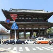 京都では珍しい道路に面した「二王門」