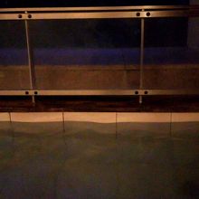 湯来温泉は無色透明。6月はホタルが見られます