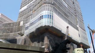 背後に巨大ビル建設中