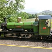 イングランドで最も古く最も長い狭軌蒸気鉄道,風を感じて景色を楽しめます。