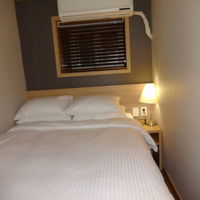 ダブルベッドのコーナーで頭の上はエアコン