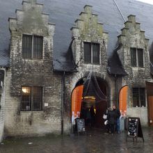 グルンテン広場のレイエ川沿いにあります　