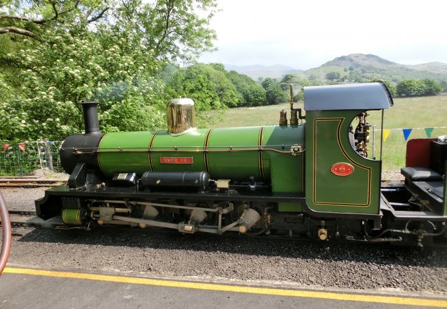 イングランドで最も古く最も長い狭軌蒸気鉄道,風を感じて景色を楽しめます。