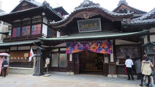 入口や窓の飾り付けが印象的でした