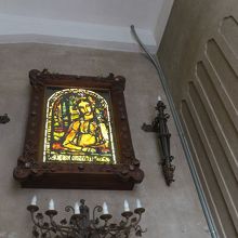 聖堂入り口のステンドグラス