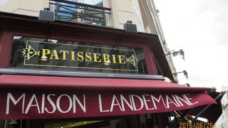 マルティール通りのお店に行きました。クロワッサンもバゲットも美味！