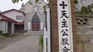 歴史を感じる落ち着いた教会