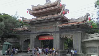 山の上に仏像がある