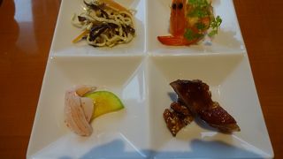 ランチのコースはきれいでおいしい料理だった。