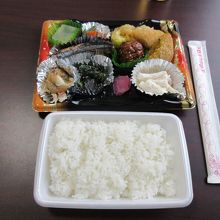 おかずいっぱいのお弁当。ご飯つきで350円。安い！