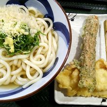 かけうどんと天ぷら