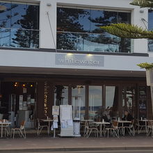 ビーチ前のwhitewaterレストラン