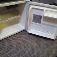 空の冷蔵庫。要冷蔵の食品が入れられて便利でした。