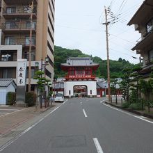 温泉街から楼門を望む