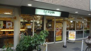 カフェ併設のパン屋さん