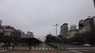 大通りにそびえます