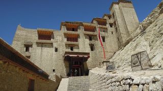 レーの町を見下ろす