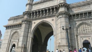 植民地時代の英国の威光を示す建築物