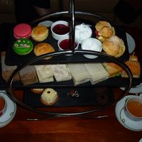 ５階のアトリウム・ラウンジのアフタヌーンティーの3段トレイ